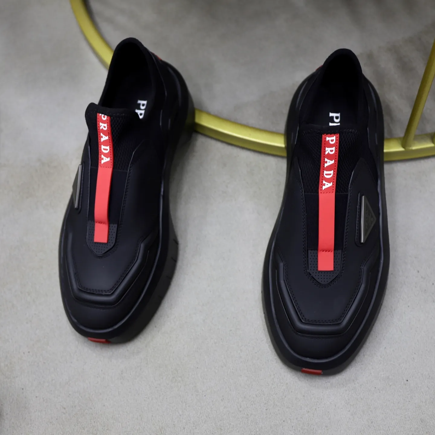 Men's shoes: 620💰🙅‍♂️🙅‍♂️🙅‍♂️ Brand: PRADA Standard code: 38–44 (45 can be customized) Level: Same as the official website Material: Original cowhide fabric Comfortable sheepskin lining Lightweight wear-resistant outsole Style category: Men's fashionable casual shoes and boots Running sneakers Distinguished luxury brand elements Top luxury Color: actual picture color